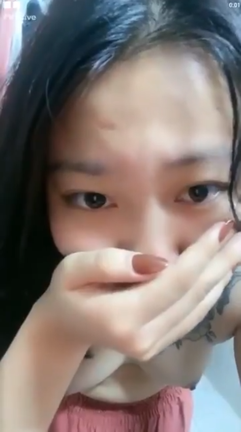 sex clip:Đang live thì nứng quà đè em gái xinh ra địt.